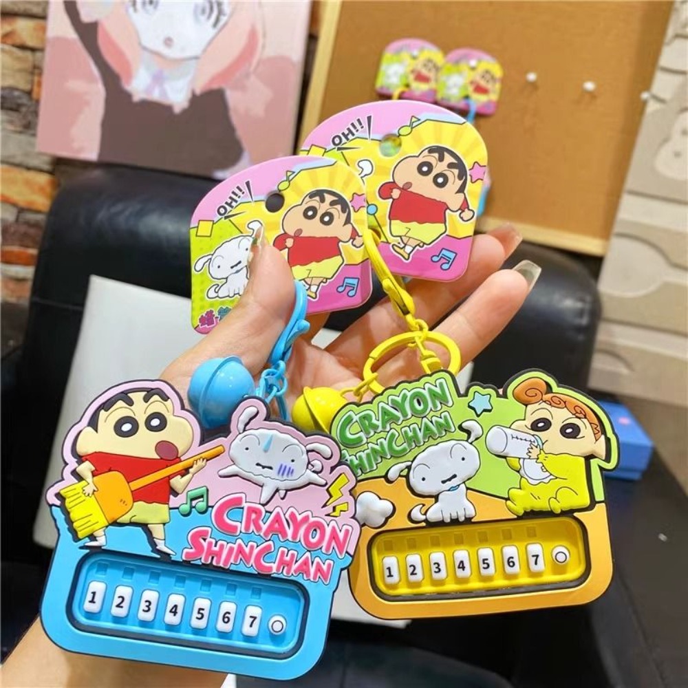 Crayon shin-chan chaveiro bonito dos desenhos animados interesse música eletrônica piano pingente moda personalidade delicada ornamento de mesa