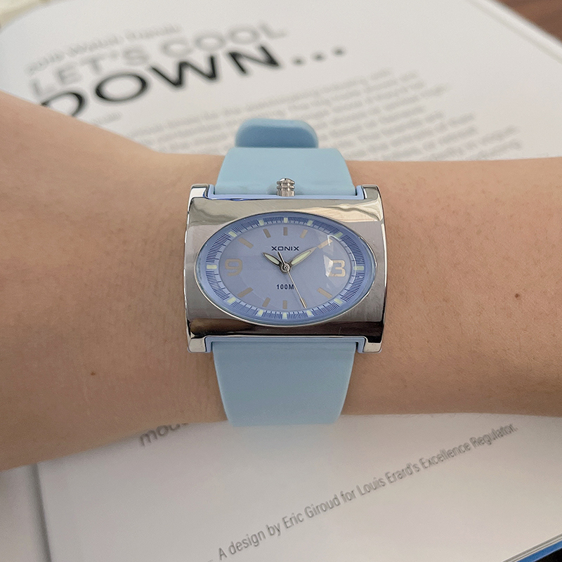 XONIX Quartzo Mulheres Nova Moda Relógio Swim Dive À Prova D 'Água 100m Retro Personalidade Ponteiro Estudante Relógio Eletrônico WQ